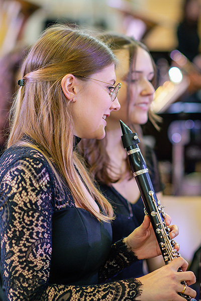 Klarinettenspielerin im Orchester