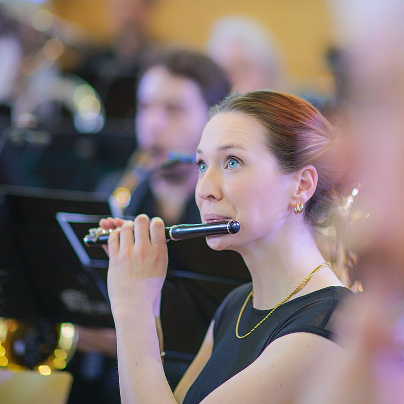 Querflötenspielerin im Orchester