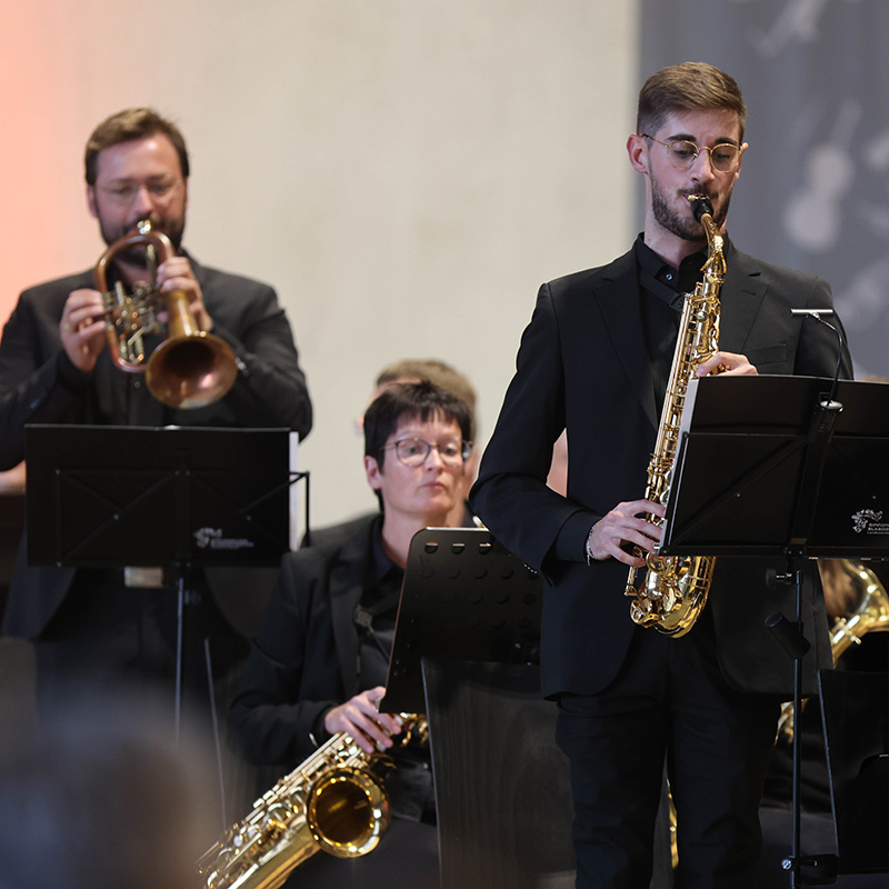 Saxophonist im Orchester