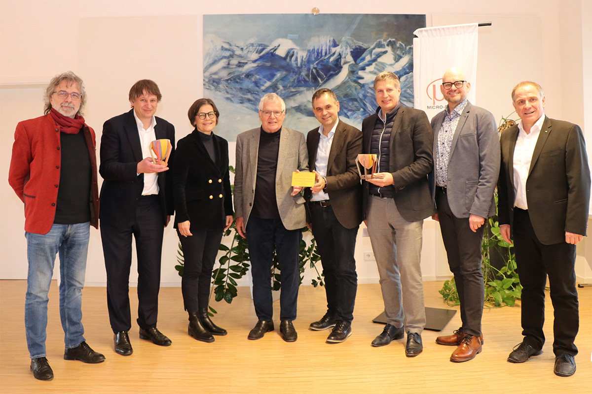 Dank durch den Landrat Raimund Kneidinger an Herrn Wisspeintner für seine Spende.