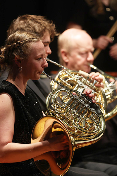 Hornbläserin im Orchester